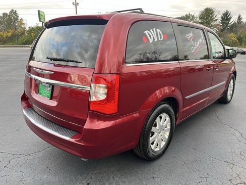 Used 2015 Chrysler Town & Country Touring image 5