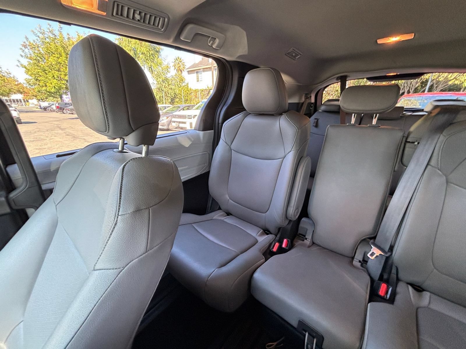Used 2025 Toyota Sienna XLE FWD image 41