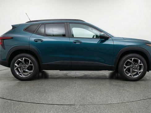 Used 2025 Chevrolet Trax LT w/ LT Convenience Package FWD image 11