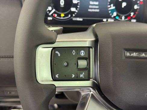 Used 2025 Land Rover Discovery S image 37