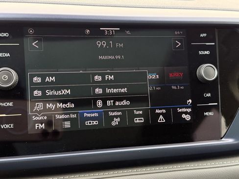 Used 2024 Volkswagen Taos SE image 11