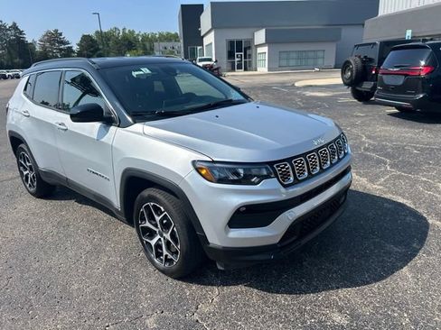 Used 2025 Jeep Compass Limited AWD/4WD image 5