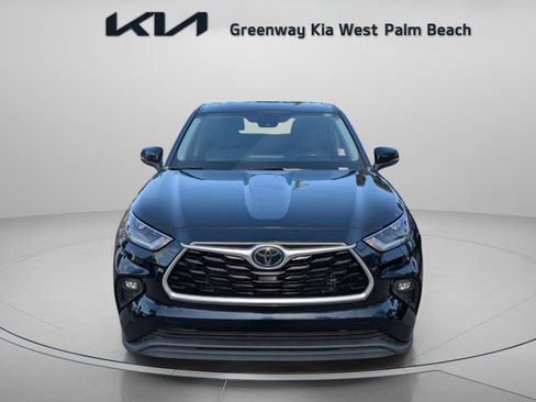 Used 2021 Toyota Highlander LE image 2