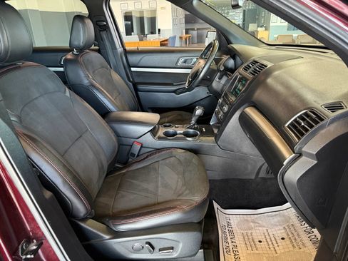 Used 2018 Ford Explorer XLT w/ Equipment Group 202A FWD image 12