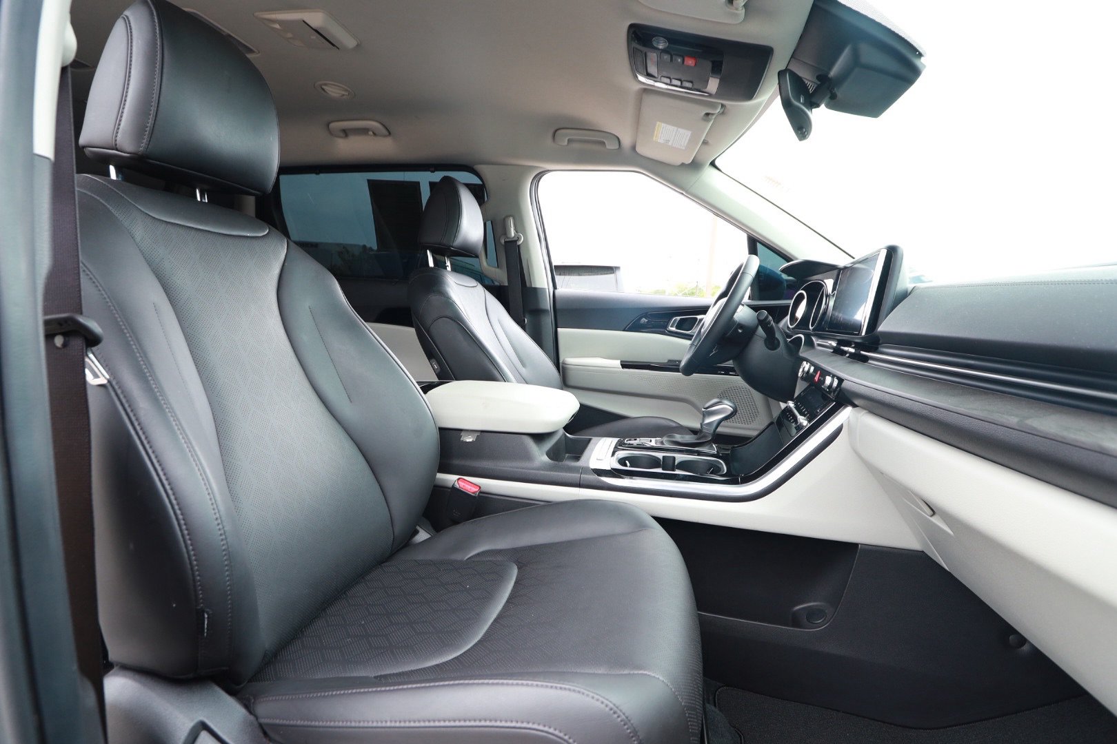 Used 2024 Kia Carnival EX FWD image 30