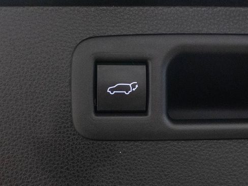 Used 2022 Toyota Highlander XLE AWD/4WD image 36