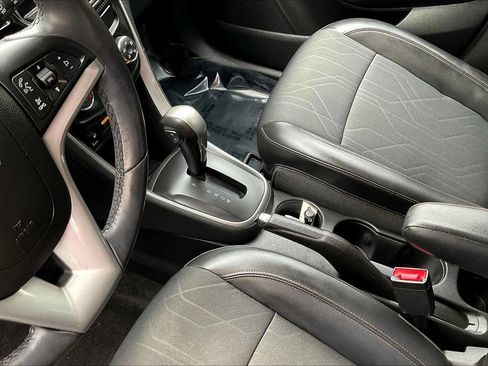 Used 2022 Chevrolet Trax LT w/ LT Convenience Package FWD image 17