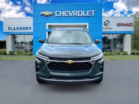Used 2025 Chevrolet Trax LT FWD image 8