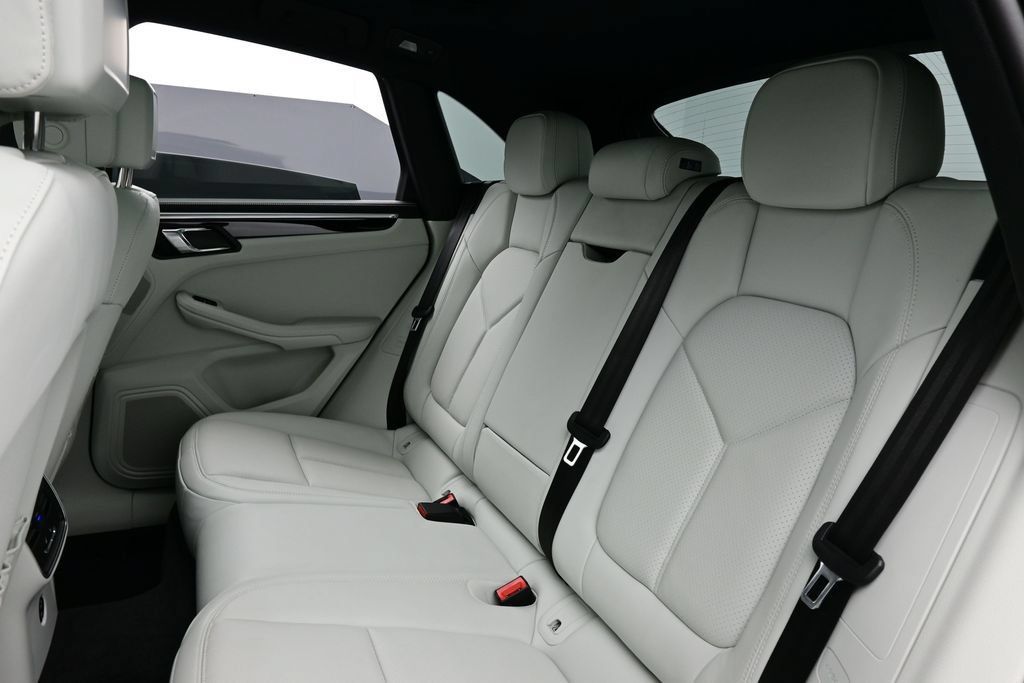 Certified 2023 Porsche Macan S AWD/4WD image 14
