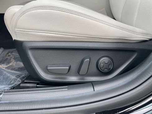 Used 2025 Genesis G70 2.5T image 23