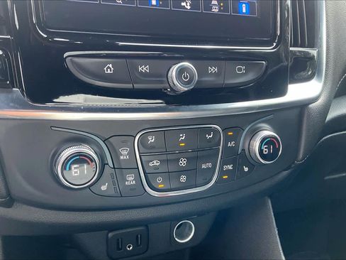 Used 2022 Chevrolet Traverse LT FWD image 35