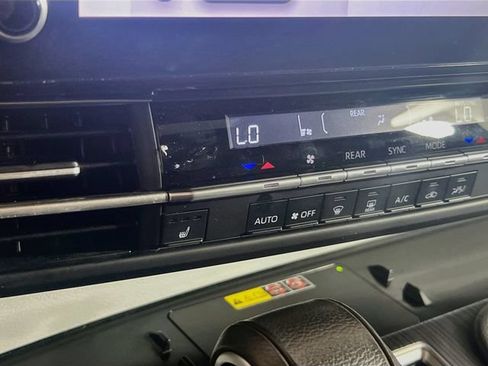 Used 2025 Toyota Sienna XLE FWD image 15
