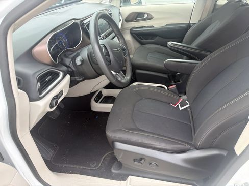 Used 2022 Chrysler Voyager LX FWD image 9