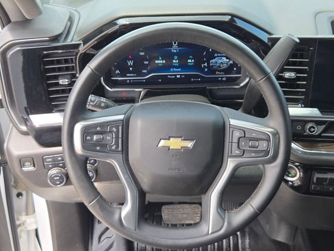 Used 2023 Chevrolet Silverado 1500 LT w/ Z71 Off-Road Package AWD/4WD image 18