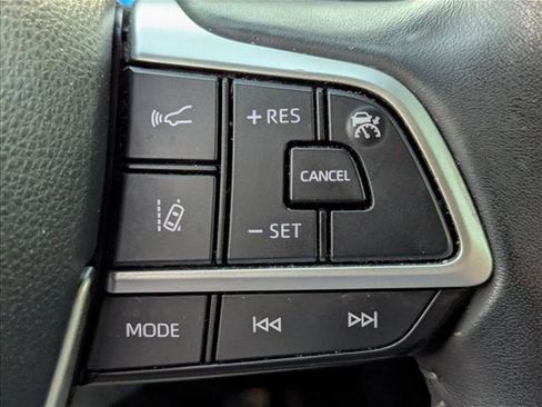 Used 2023 Toyota Highlander XLE FWD image 9