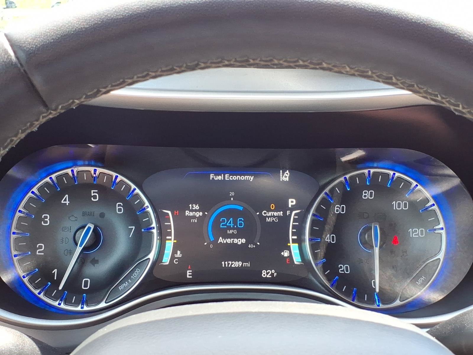 Used 2022 Chrysler Pacifica Touring FWD image 17