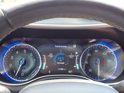 Used 2022 Chrysler Pacifica Touring FWD image 17