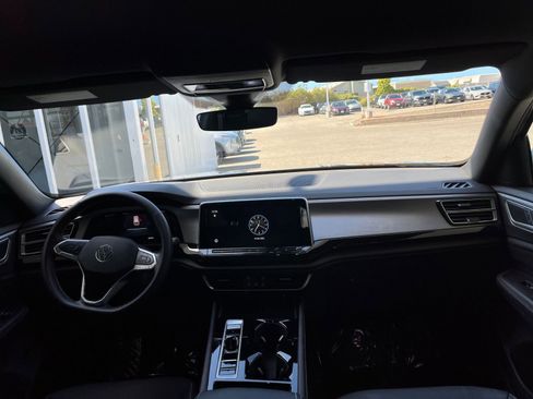 Used 2025 Volkswagen Atlas Cross Sport SE image 34