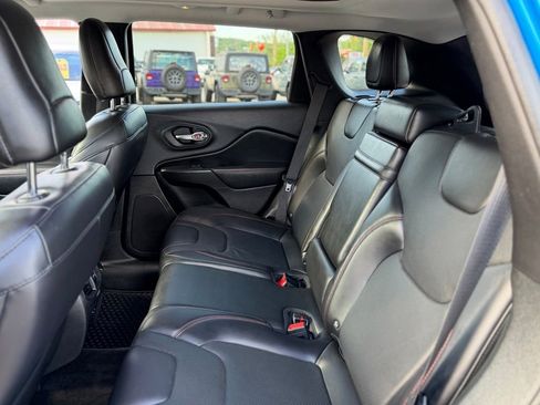 Used 2019 Jeep Cherokee Trailhawk AWD/4WD image 7