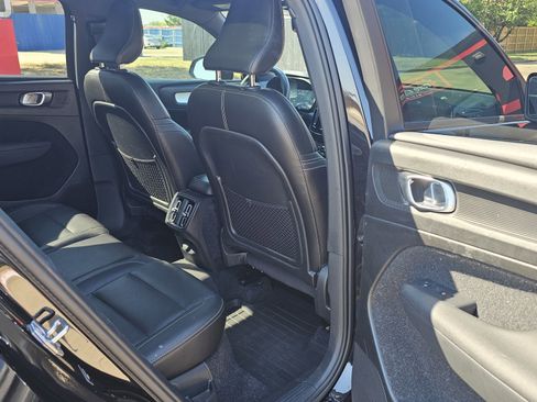 Used 2019 Volvo XC40 T5 Momentum image 28