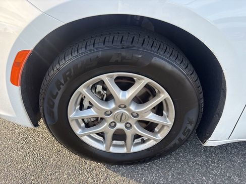 Used 2023 Chrysler Pacifica Touring-L image 10