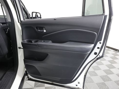 Used 2017 Honda Pilot Touring image 23