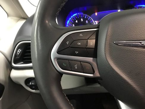 Used 2023 Chrysler Pacifica Touring-L image 36