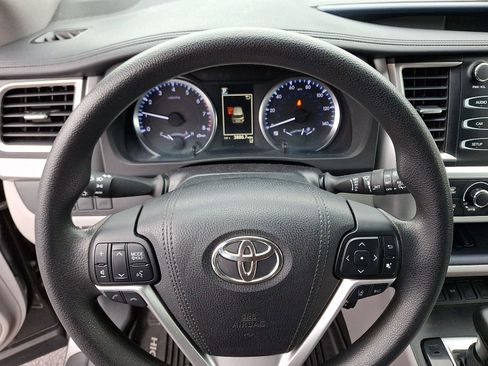 Used 2018 Toyota Highlander LE image 20