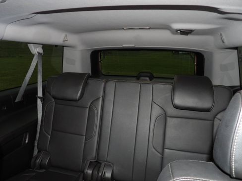 Used 2018 Chevrolet Suburban Premier AWD/4WD image 9