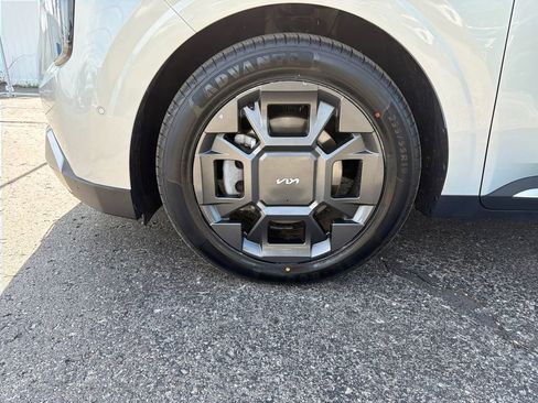 Used 2025 Kia Carnival SX FWD image 31