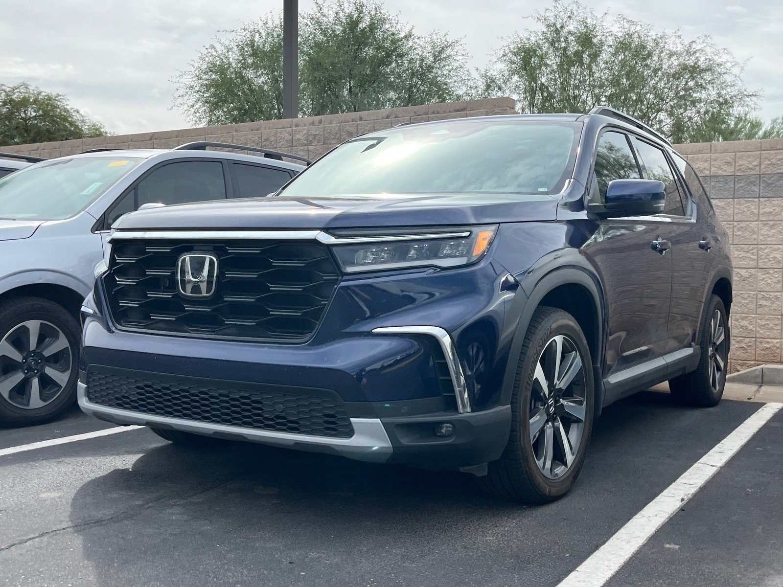 Used 2024 Honda Pilot Touring image 2