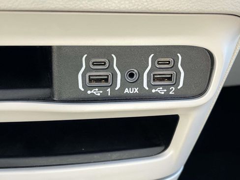 Used 2024 Chrysler Pacifica Touring-L image 23