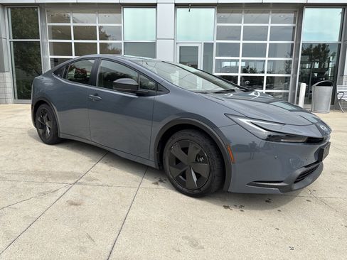 Used 2025 Toyota Prius LE FWD image 2