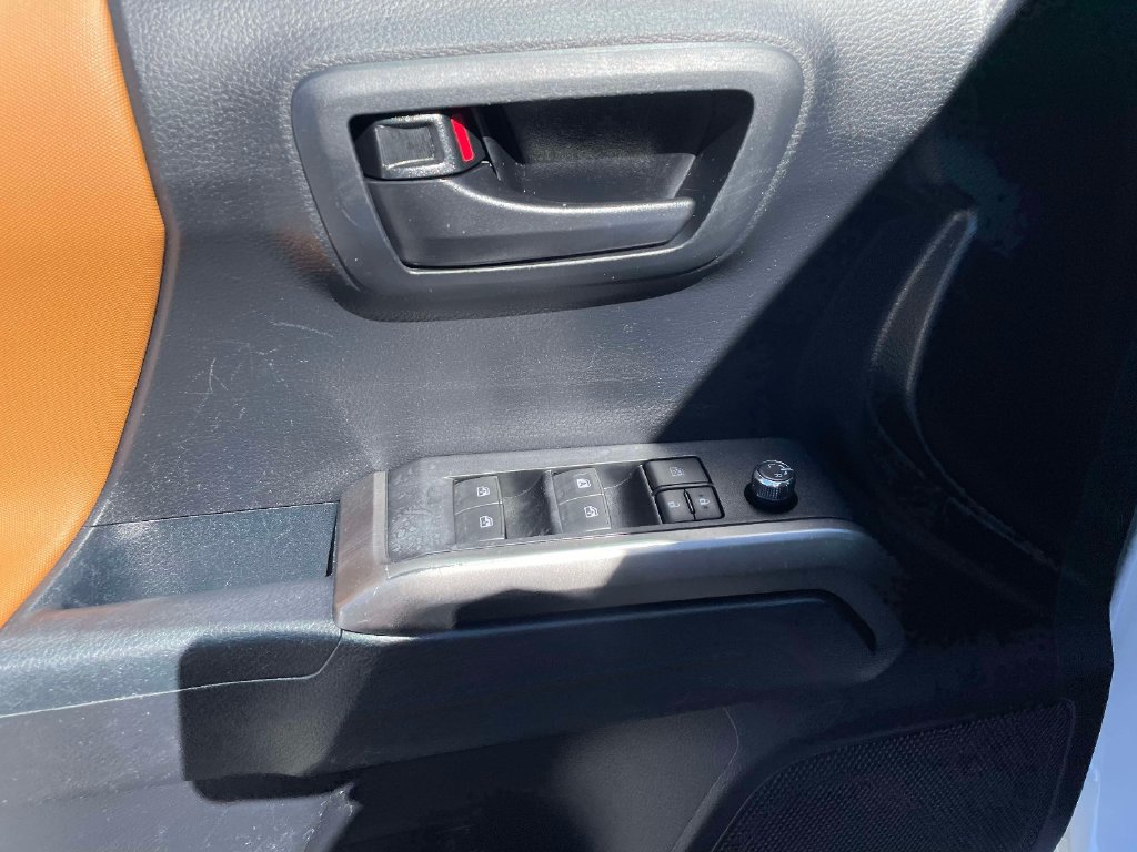 Used 2018 Toyota Tacoma SR5 RWD image 19