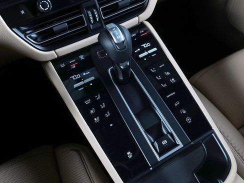 Certified 2026 Porsche Macan AWD/4WD image 16