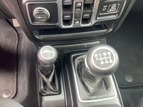 Used 2022 Jeep Gladiator Sport AWD/4WD image 17