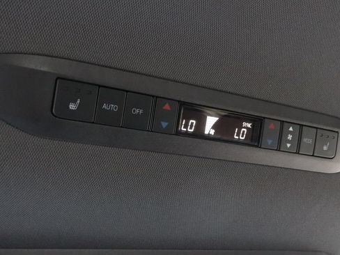 Used 2023 Toyota Sienna Platinum FWD image 38