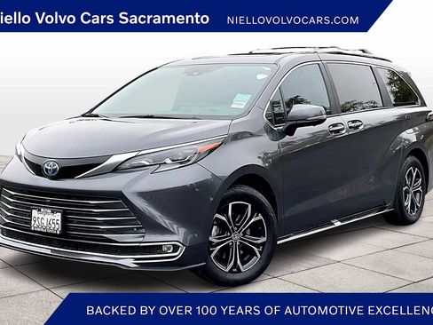Used 2025 Toyota Sienna Platinum image 1