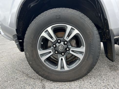 Used 2016 Toyota Tacoma TRD Sport w/ Towing Package AWD/4WD image 12