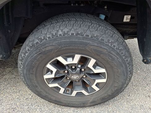 Used 2018 Toyota Tacoma TRD Off-Road AWD/4WD image 6