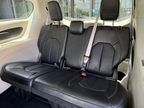 Used 2023 Chrysler Pacifica Touring-L FWD image 17