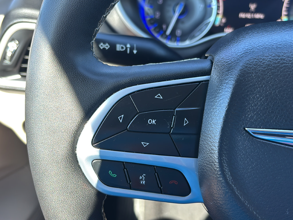 Used 2024 Chrysler Pacifica Touring-L FWD image 21