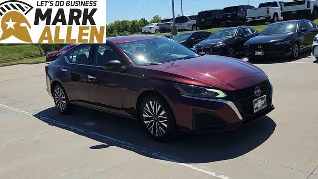 Used 2025 Nissan Altima 2.5 SV FWD image 2