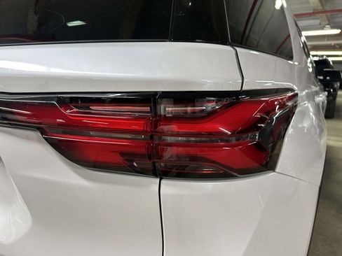 Used 2023 Chevrolet Traverse RS AWD/4WD image 9