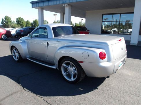 Used 2004 Chevrolet SSR w/ Preferred Equipment Group RWD image 3