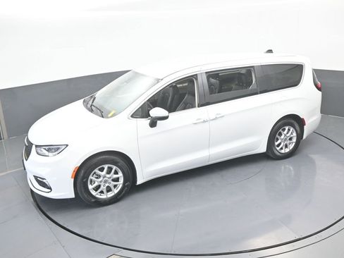 Used 2023 Chrysler Pacifica Touring-L image 47