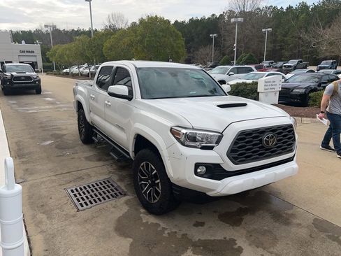 Used 2023 Toyota Tacoma TRD Sport image 2