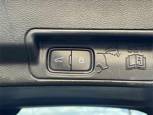 Used 2022 Ford Explorer XLT image 31