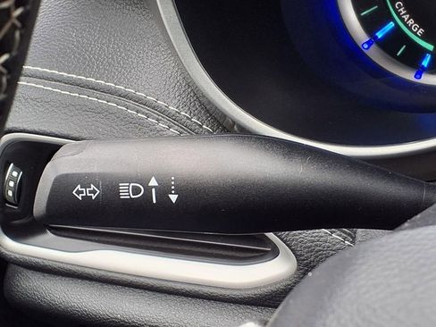 Used 2025 Chrysler Pacifica Select image 22