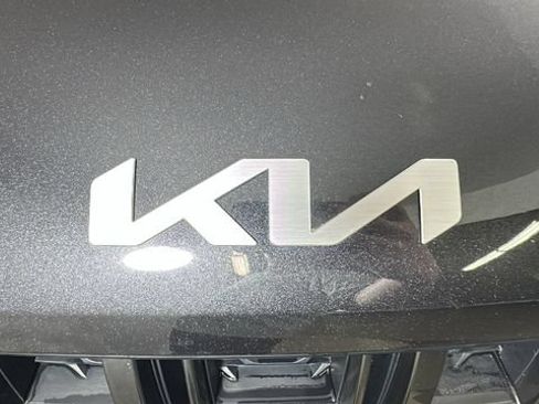 Used 2024 Kia Carnival EX FWD image 9